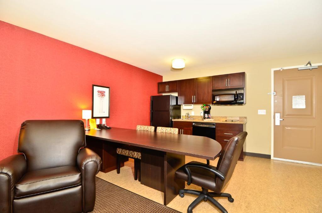 Hawthorn Suites By Wyndham Williston Room photo